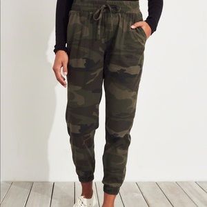 Hollister High-Rise Camo Joggers